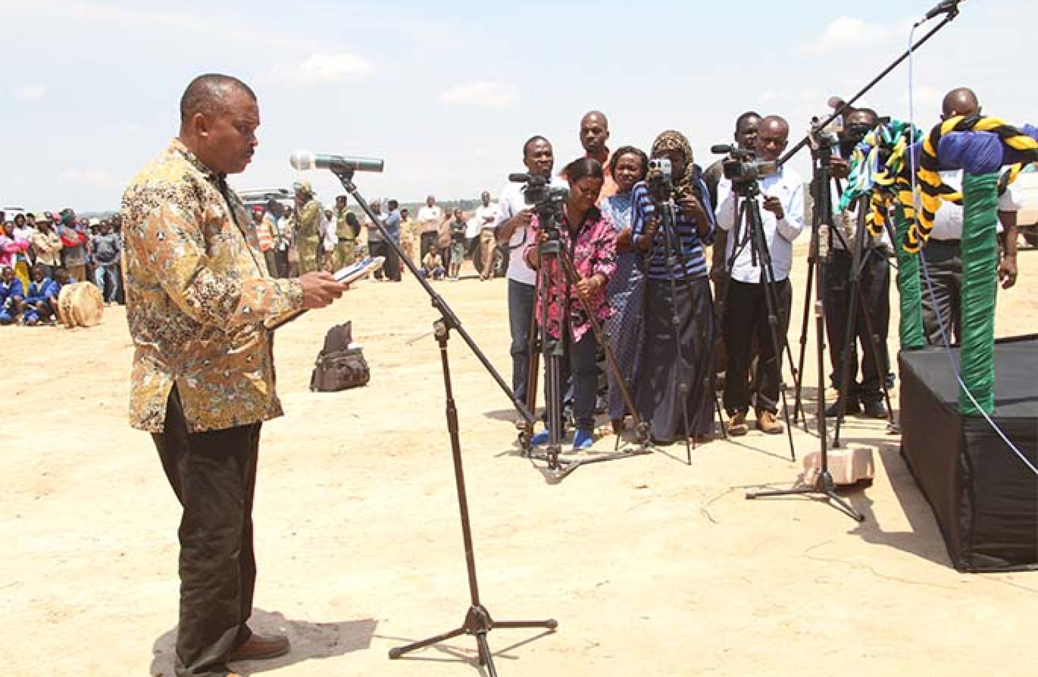 Mwenyekiti_wa_MUET_Akisoma_Risala_kwa_Makamu_wa_Rais_Dkt_Gharib_Bilal_juu_ya_Ufunguzi_wa_Vituo_vya_Wasafiri