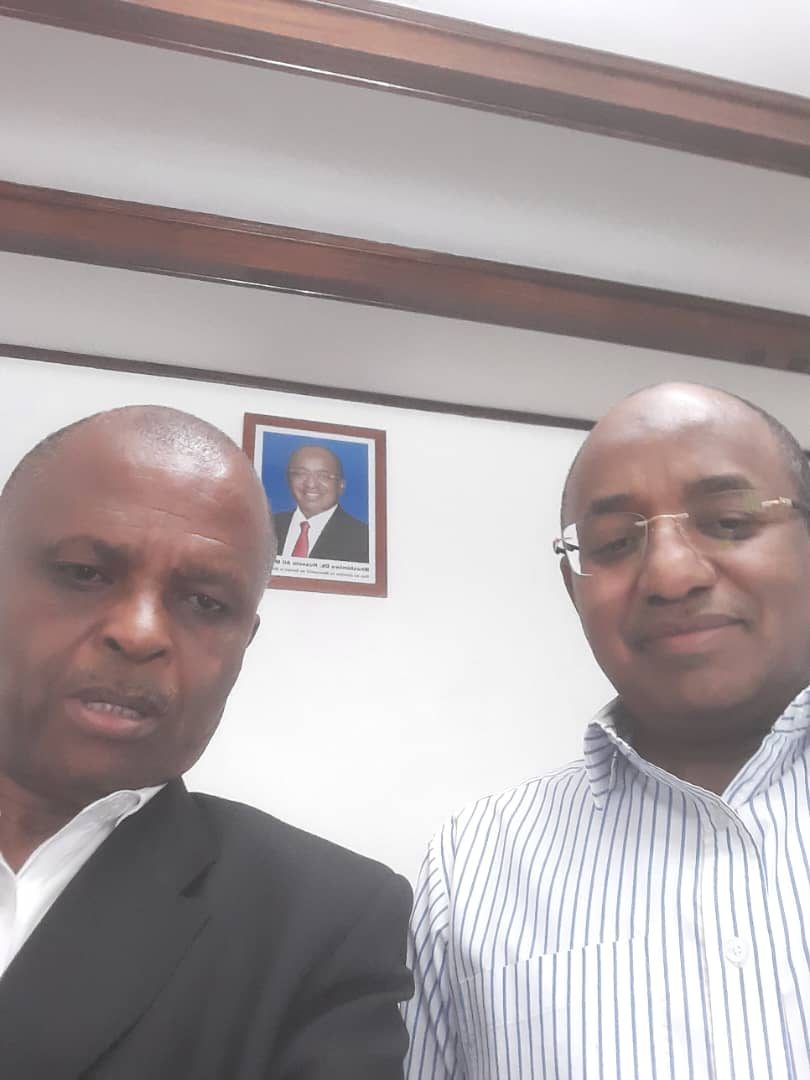 Rais_wa_Zanzibar_Dkt_Hussein_Mwinyi_akiwa_na_Mkurugenzi_wa-MUET_Godfrey_Mosha_02