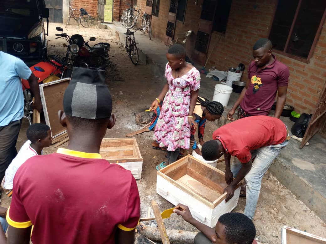 Uwandaaji_wa_box_kwaajili_ya_kutegea_mizinga_ya_nyuki_2