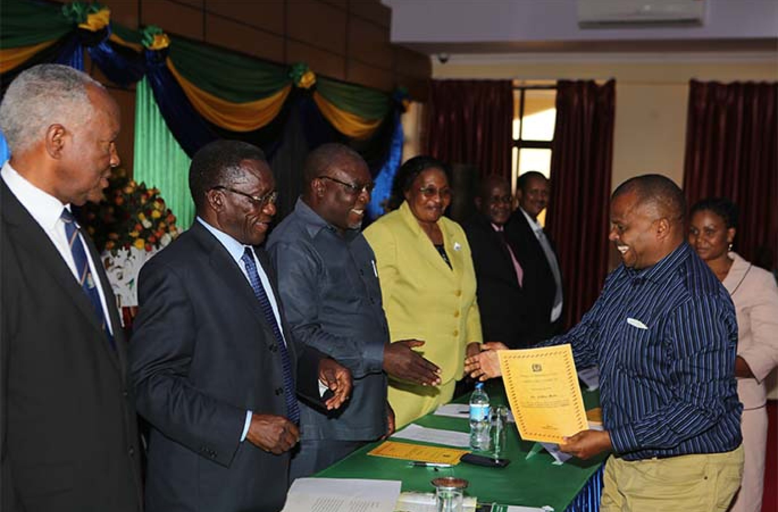 Waziri_Mkuu_Mizengo_Pinda_akimkabidhi_Cheti_MUET_cha_Utunzaji_Mazingira