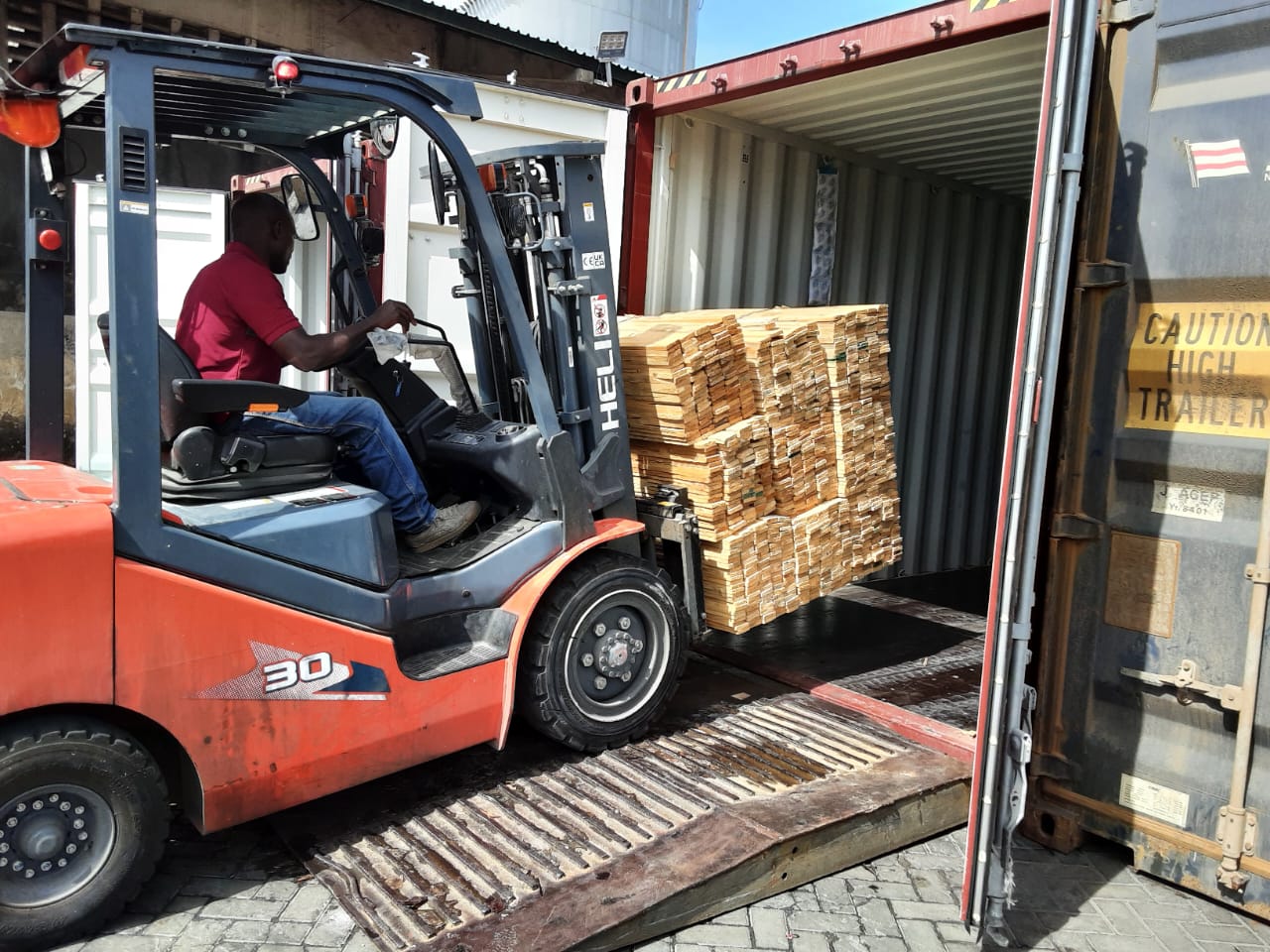 loading_of_pine_pallet_wood_into_containers_for_export.