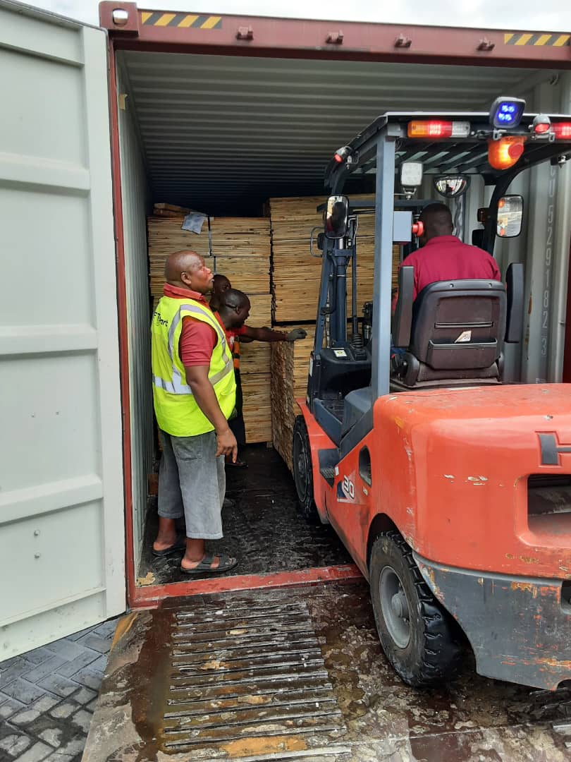 loading_of_pine_pallet_wood_into_containers_for_export