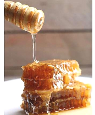 Honey filtering with advanced technology at the small MUET honey factory comes from the groups coordinated by MUET and sent to the Honey bank that MUET buys in those groups as well and before the purchase MUET measures the honey with measurements so that check its quality.
