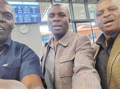 Godfrey_Mosha_na_askofu_mwamposa_wakiwa_katika_Tren