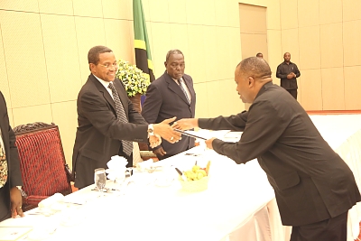 MUET Executive Chairman Godfrey K Mosha handing over the Memorandum to the President of the Republic of Union of Tanzania Dr. Jakaja Mrisho Kikwete when MUET and stakeholders who arrived at the State House to contribute to MUET.