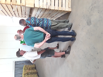Mkurungezi_Mtendaji_wa_MUET_akiwa_anazungumza_na_wateja_wa_mabox_yakuwekea_viazi