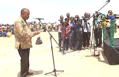 Mwenyekiti_wa_MUET_Akisoma_Risala_kwa_Makamu_wa_Rais_Dkt_Gharib_Bilal_juu_ya_Ufunguzi_wa_Vituo_vya_Wasafiri