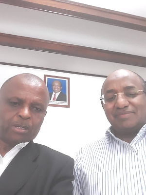 Rais_wa_Zanzibar_Dkt_Hussein_Mwinyi_akiwa_na_Mkurugenzi_wa-MUET_Godfrey_Mosha_02