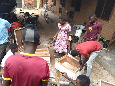 Uwandaaji_wa_box_kwaajili_ya_kutegea_mizinga_ya_nyuki_2