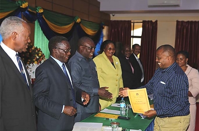 Waziri_Mkuu_Mizengo_Pinda_akimkabidhi_Cheti_MUET_cha_Utunzaji_Mazingira