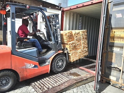 loading_of_pine_pallet_wood_into_containers_for_export.