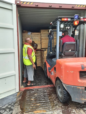 loading_of_pine_pallet_wood_into_containers_for_export