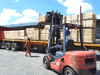 pine_pallet_wood_from_the_company_Mufindi_wood_plantation_and_industries_ltd_being_unloaded_in_a_car_to_be_loaded_into_a_container_to_go_abroad.